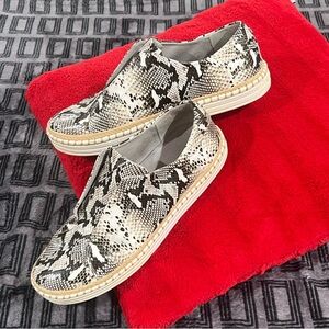 J-Slides Womens Snake Skin Print Slip-On Sneakers Black & White Faux Leather